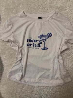 Topp/ crop top - Sommar topp enkel som kan bli en crop top. I super bra skick.