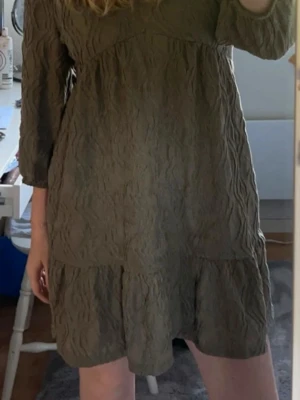 Olivgrön klänning  - Säljer denna klänningen ifrån Primark då den inte kommer till någon användning. Använts ett fåtal gånger, inga defekter ☺️☺️ passar en S/M!!
