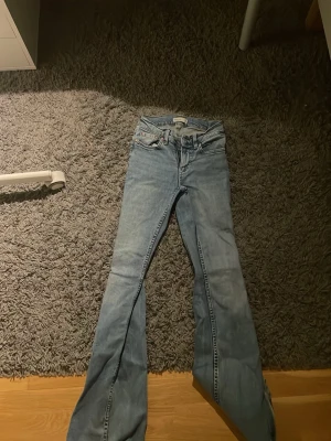 Ljusblåa jeans från gina tricot - Ett par ljusblåa jeans som är lågmidjade i storlek 32!