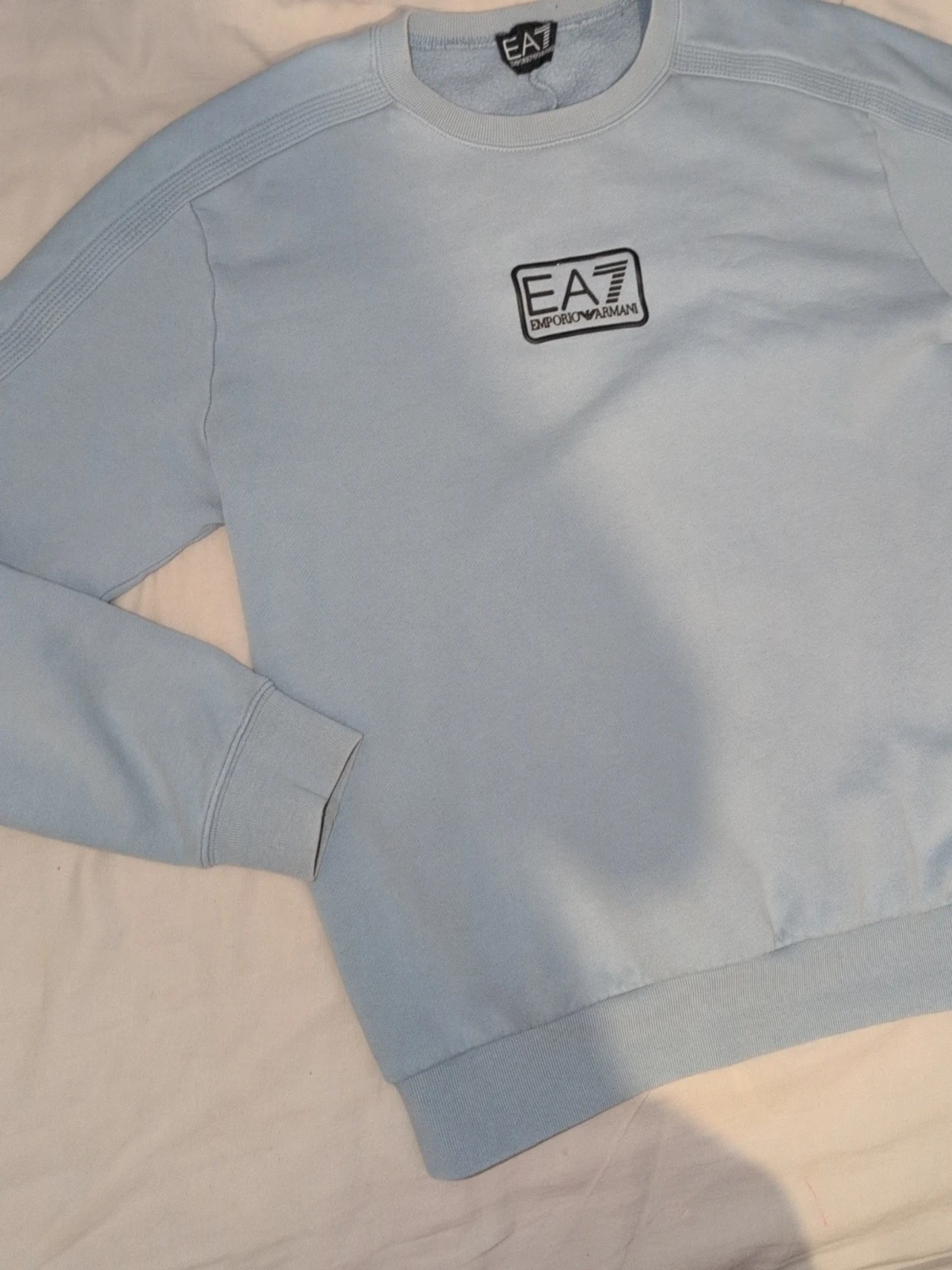 Ljusblå EA7 tröja