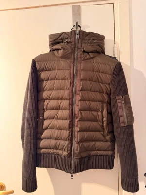 Moncler  cardiganjacka med huva - Snygg cardiganjacka med vadderad framsida och huva. Stickade armar och rygg i grovstickat material