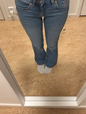 Ljusblå bootcut jeans från lager 157 - Säljer dessa eftersom att dem är för korta för mig. Storleken på dem är XS short.