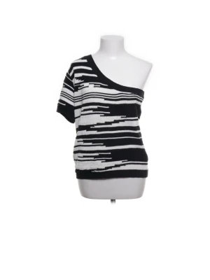 Svartvit oneshoulder randig topp - Cool svart och vit oneshoulder topp med randigt mönster. Toppen har kort ärm på ena sidan och är axelbandslös på andra, vilket ger en asymmetrisk look. Perfekt för dig som vill sticka ut lite extra.