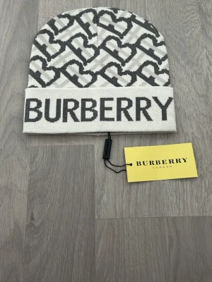 Riktigt skön och snygg mössa med B mönstrar på - Riktigt skön mössa till marknadens bästa pris! 