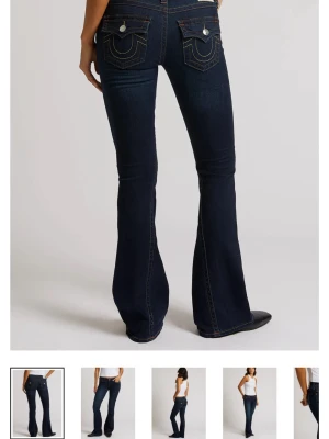 Mörkblå bootcut jeans True Religion - Säljer ett par mörkblå truereligion jeans i modellen joey. Säljer pga inte kommer till användning. Storlek w24. Mycket bra skicka och är inte slitna förutom nere vid fötterna men inte nånting som märks av. Jätte fina trendiga byxor. Skriv vid intresse ❤️