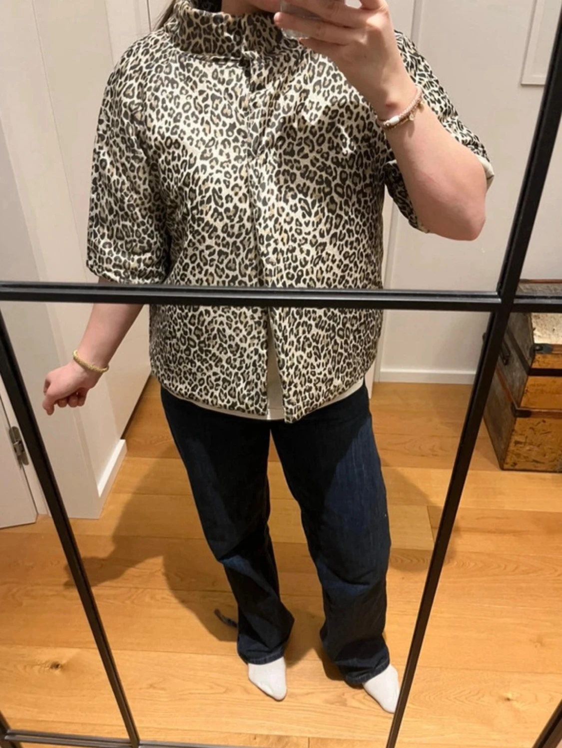 2-i-1 kortärmad vändbar jacka – beige/leopard – perfekt afterski - 1