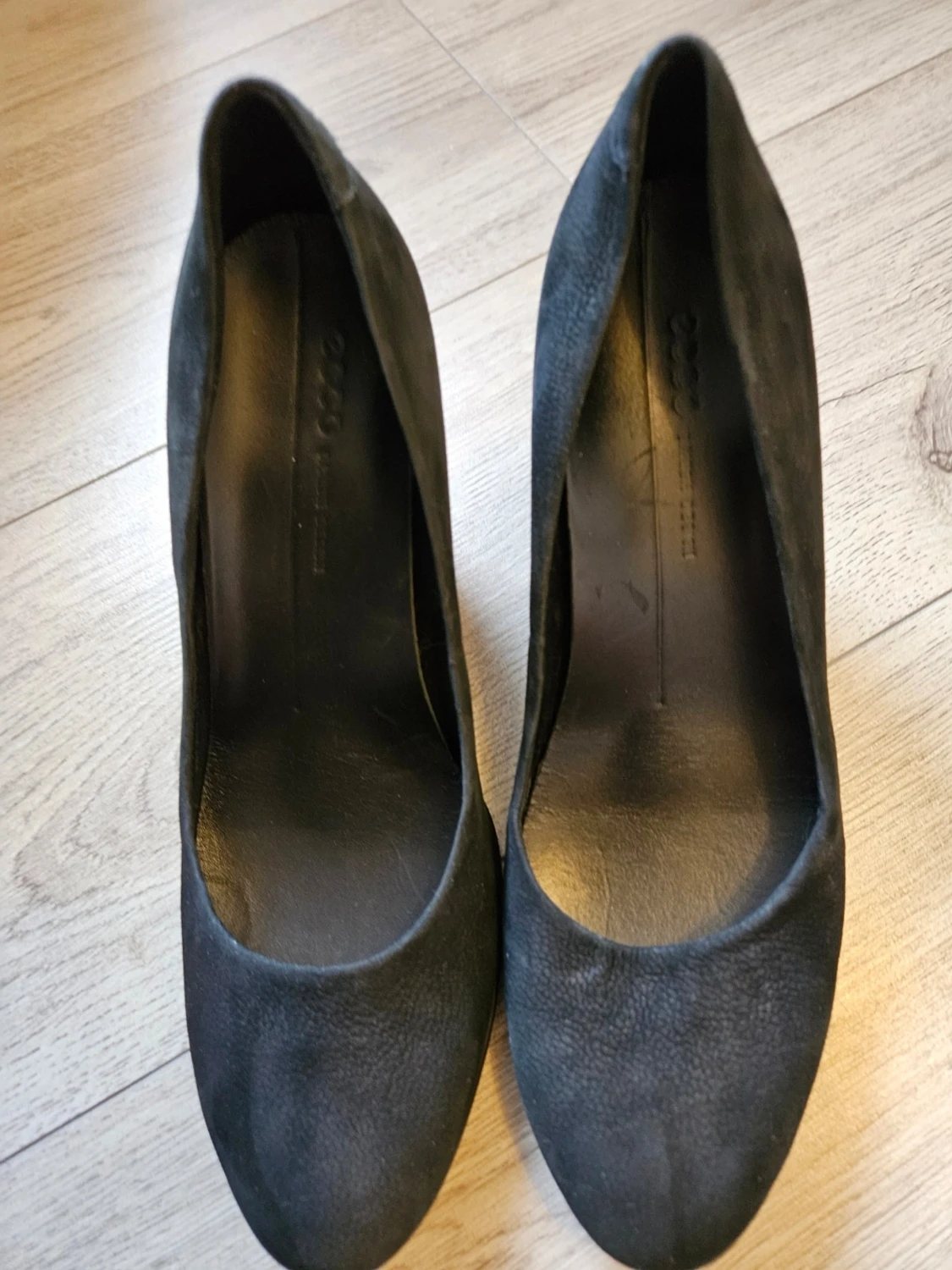 Svarta pumps från Ecco i mocka