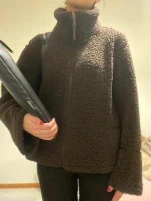 Mörkbrun teddyjacka med dragkedja - Mycket bra skick 