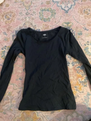 Mörkblå/svart långärmad topp från lager 157 - Säljer en mörkblå/svart grön tonad tröja från lager 157!!🫰🏻🤍💘