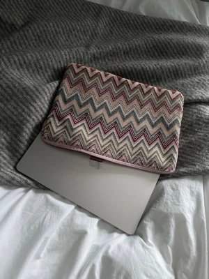 Flora - SecondCazy UF - Våran nya färg 💗datorfodralet har ett slitstarkt missoni-inspirerat tyg, vadderad med secondhand-fleece som är behandlad med bivax för att göra fodralet vattenavvisande.