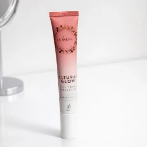 Lumene Natural Glow Blush – 4 Berry Blush - Säljer mitt populära Lumene Natural Glow Blush i färgen ”4 Berry Blush”. En fantastisk, fräsch bärton som ger kinderna en naturlig & hälsosam lyster. Perfekt för både vardag & fest! Endast använd ca 2 gånger, i princip som ny! Krämig, lättapplicerad formula som smälter in i huden. Ger ett naturligt glow med fräsch finish. Vegansk formula. Köptes för nypris 169kr! FÖRST TILL KVARN! SISTA CHANSEN!