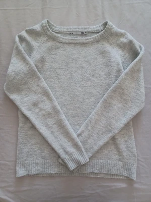 Ljusgrå stickad tröja🤍 - Säljer en ljusgrå stickad tröja från Lager 157. Ganska så noppring men annars bra! Storlek 160 men är som xs. 💞☺️