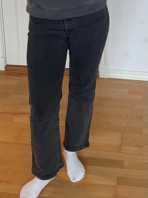 Svarta raka jeans från Lois - Säljer ett par svarta jeans från Lois med rak passform och hög midja köpta från Jeansspecialisten. Jeansen har klassisk femficksdesign och är tillverkade i ett mjukt denimtyg med stretch. Perfekta till en enkel topp eller hoodie. Jeansen ger retro vibe och är svartgrå färg och går ner till anklarna.