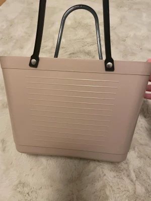Hinza bag Small - Hinza väska gjort i miljövänligt bambu material! Storlek Small - fortfarande väldigt stor och får plats med allt man behöver.