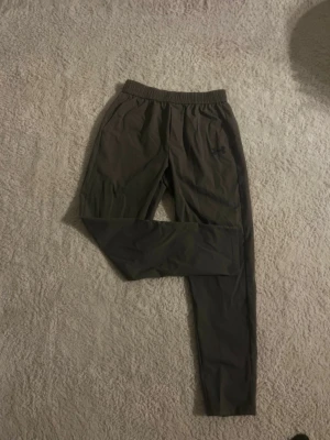 Under armour  - Snygga under armour byxor i grå. Perfekt kvalitet och helt felfria