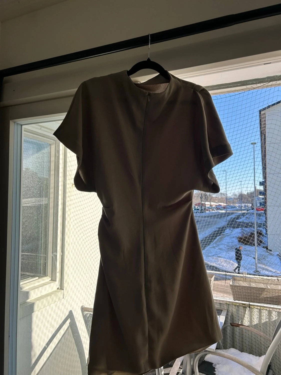 Kortärmad olivgrön klänning - 2