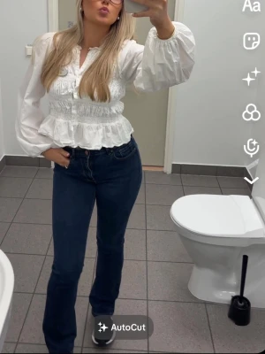 Mörkblå jeans från Zara  - Säljer ett par mörkblå jeans med rak/bootcut passform och klassiska fickor. Jeansen har medelhög midja och är sydda i ett mjukt denimtyg med snygga sömmar. Perfekta till en trendig vardagslook och passar till det mesta i garderoben.