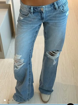 Gina tricot 14+ jeans - Säljer mina jätte fina gina tricot jeans. Dom är i storlek medium och sååå snygga!! 