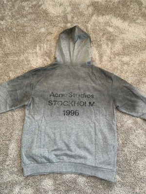 Acne studios hoodie - Acne studios hoodie, helt ny. Snygg, skön hoodie perfekt nu inför våren. Har storlek M och L, totalt 4 st. Skriv vid frågor. 
