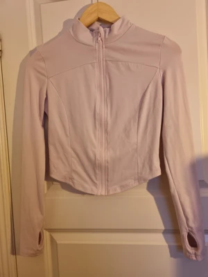 Träningströja - Säljer denna träningströja då den inte längre kommer till användning. Jag köpte den på vinted utan lappar, så jag vet tyvärr inte vart den är ifrån. Den börjar bli något nopprig.