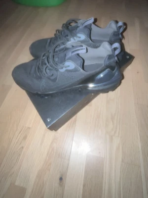 Nike react vision   - Säljer ett par svarta Nike D/MS/X sneakers med cool design och chunky sula. Skorna har mesh- och syntetpaneler, reflekterande detaljer och klassisk snörning. Perfekta för dig som gillar streetwear och sportig stil,orten stil.