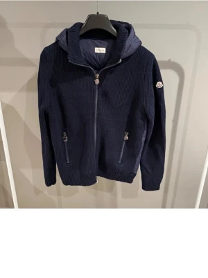 Moncler Cardigan - Moncler Cardigan i stolek M men sitter som S. Skriv vid minsta lilla fundering🙌