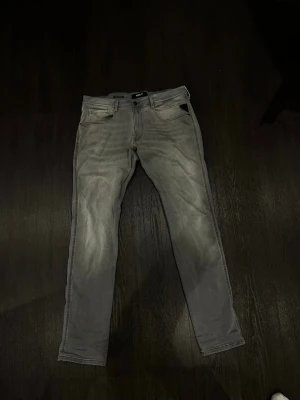 Schyssta Jeans från Replay - Schyssta gråa Jeans från Replay i storleken 36/34. Perfekt för dig som söker ett par stillrena jeans som passar till allt. Om du är intresserad eller har frågor om mått tveka inte på att höra av dig🙂