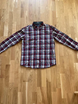 Röd rutig skjorta från Berkeley, i stl L. - Röd rutig skjorta från Berkeley, casual slim fit, i stl L. I fint skick.