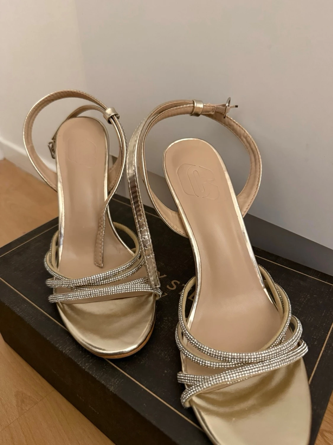 Guldiga pumps med strassdetaljer - 2