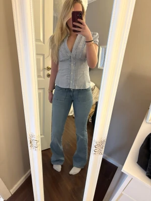 Low Waist Bootcut Jeans - Lågmidjade blå bootcut jeans från Nelly! Storlek 34/36 men har blivit något produktionsfel så på lappen i står det storlek 42 fast jag beställde 36, och passar XS/S :) Också väldigt stretchiga i tyget om ni är osäkra på storleken!