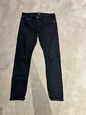 Svarta jeans från apc - Svarta jeans från apc använda endast ett fåtal gånger.