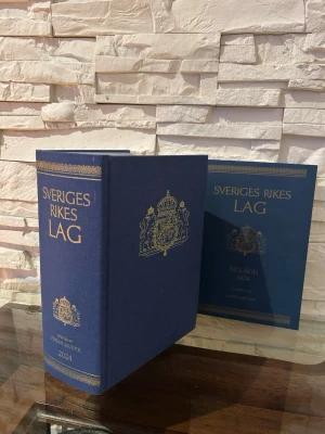 Sveriges Rikes Lag 2024 inkl. tillägg (lagbok) - Säljer Sveriges Rikes Lag 2024 med tilläggshäfte. I princip ny, väldeligt bra skick, utan några anmärkningar. Tomma sidor, perfekt att skriva anteckningar💕riktigt kap för dig som är juriststudent!                                                        Skriv vid frågor