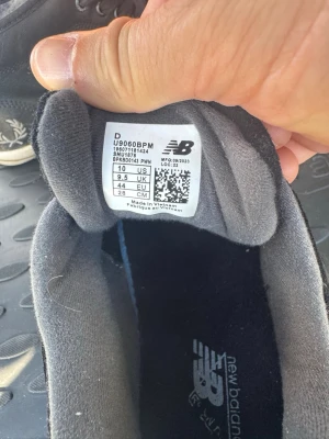 Svarta New Balance 9060 sneakers - Säljer ett par svarta New Balance 9060 sneakers med cool mesh och mockadetaljer. Skorna har chunky sula och klassisk N-logga på sidan. Perfekta för dig som gillar streetwear och vill ha något bekvämt och stilrent till vardags.