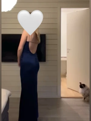 Marinblå balklänning med öppen rygg - Säljer min fina balklänning ifrån Nelly. Köpt förra året och använd vid 1 tillfälle. Klänningen är i storleken 36 och syd efter min längd och jag är 166 cm lång. Skriv vid mer frågor eller bilder 💕Nypris: 899kr