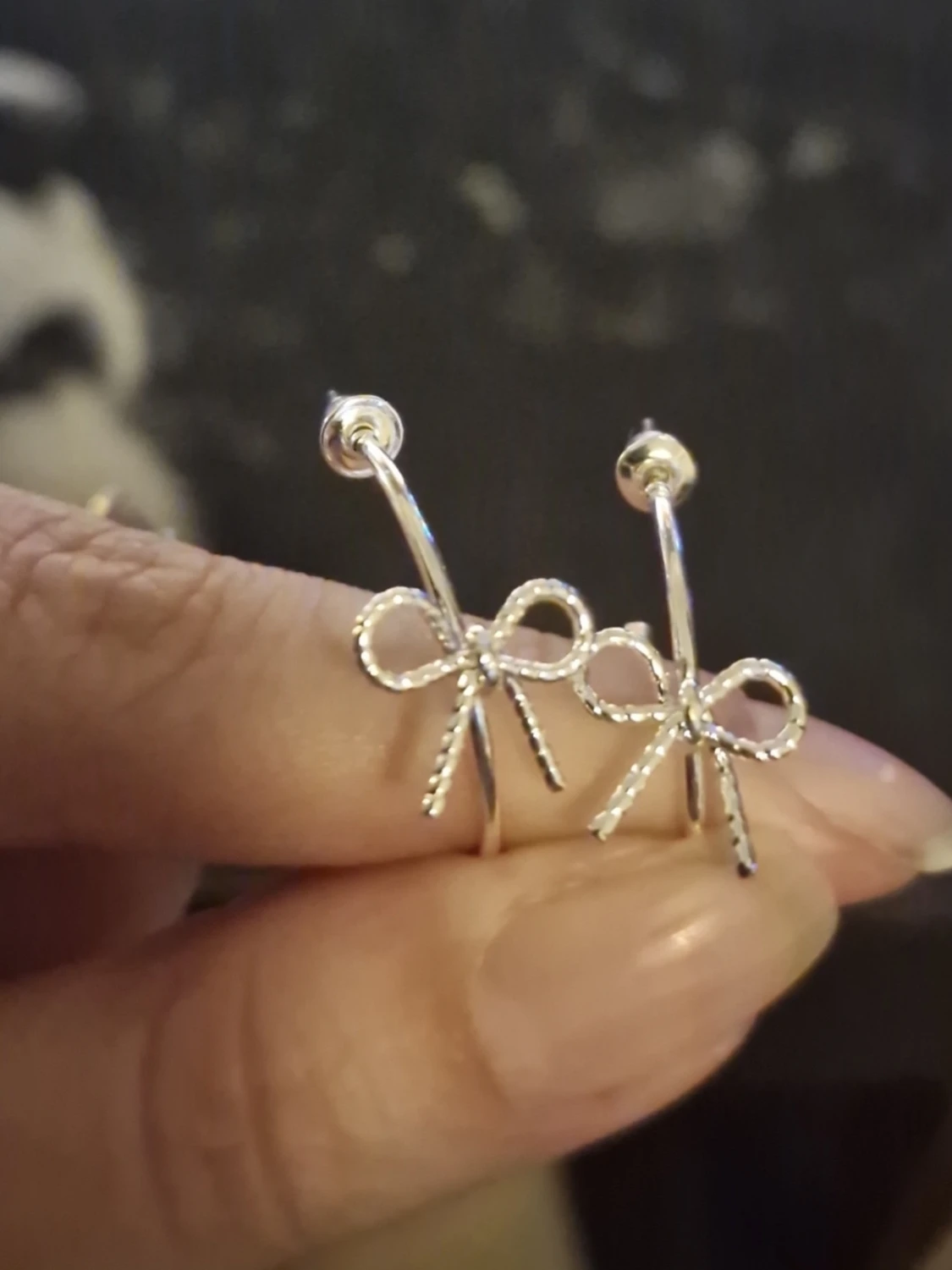 Söta silverfärgade rosettörhängen - 1