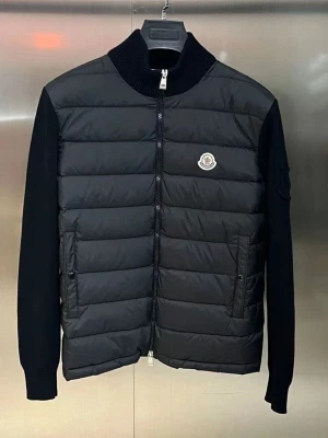 Moncler Cardigan - Säljer en svart pufferjacka från Moncler med quiltad front och ärmar i stickad kvalitet. Jackan har två fickor med knappstängning, ribbad krage och dragkedja framtill. Klassisk Moncler-logga på bröstet. Perfekt för kalla vinterdagar. Passar perfekt för er som har L och XL och som är 180cm