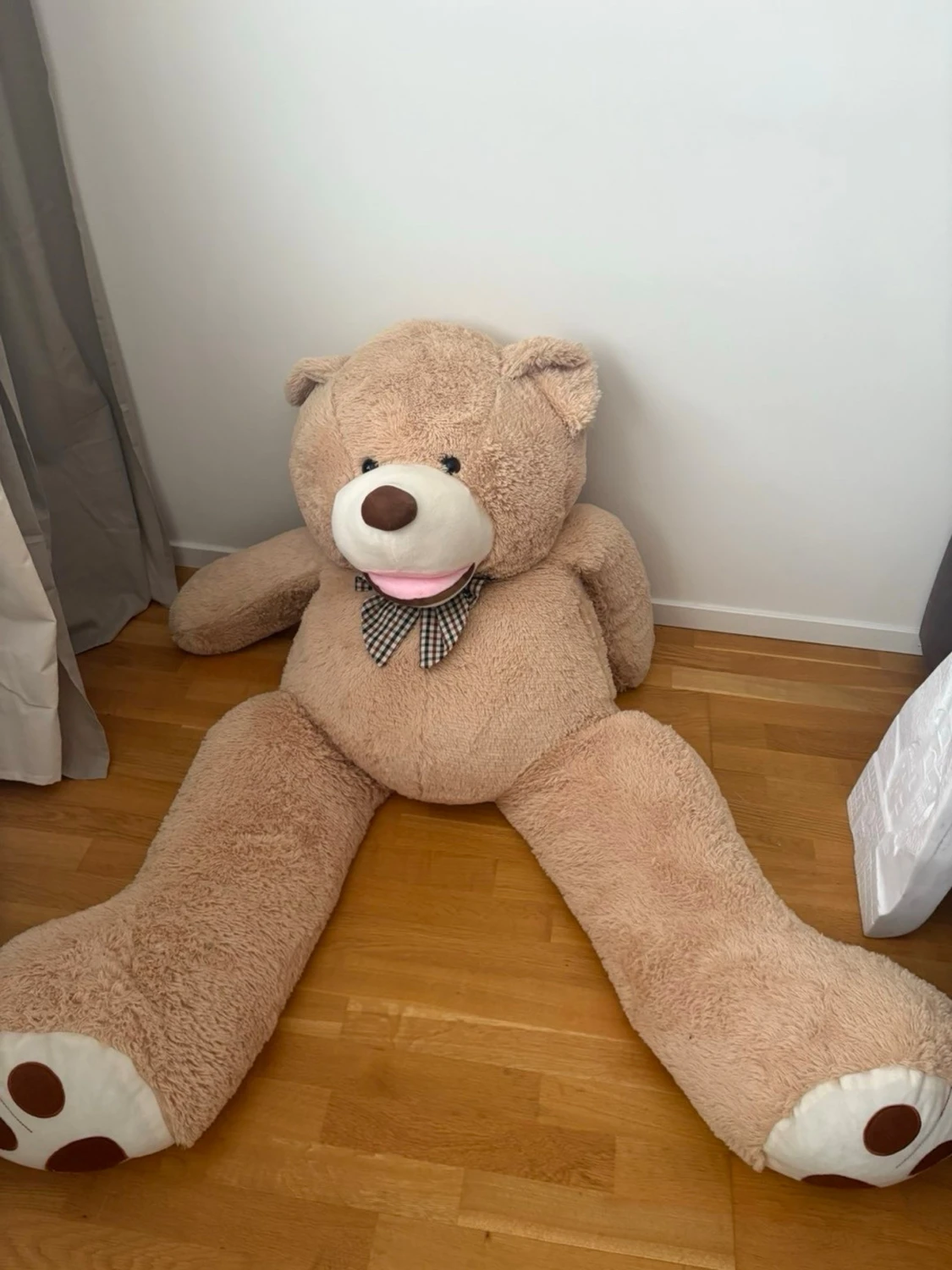 Stor beige nallebjörn med rosett