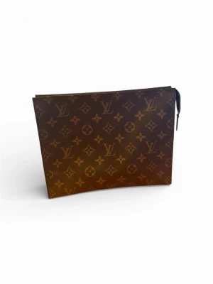 Louis Vuitton Monogram clutch brun - Säljer en brun clutch från Louis Vuitton med klassiskt monogrammönster i guldtoner. Väskan har en rektangulär form och dragkedja upptill med guldfärgad detalj. Tillverkad i tåligt canvasmaterial med exklusiv känsla.