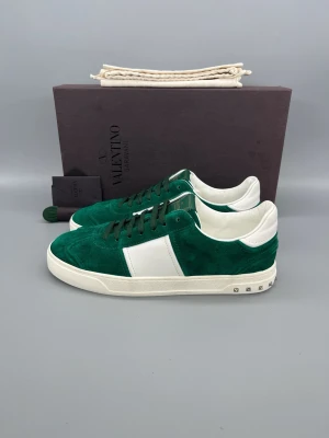 Valentino Flycrew Skor Grön - • The shoes are brand new and have never been worn  • Size: 41 (fits 41.5–42)  • Color: Green  • Retail price: ~5000 SEK (no longer in production, very rare)  • Box, dustbag, valentino card & new laces included