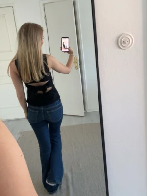 Mörkblå bootcut jeans  - Snygga mörkblå jeans med bootcut-modell. Klassisk femficksdesign och smickrande passform. Jeansen har en lätt stretch och är perfekta för en trendig vardagslook.