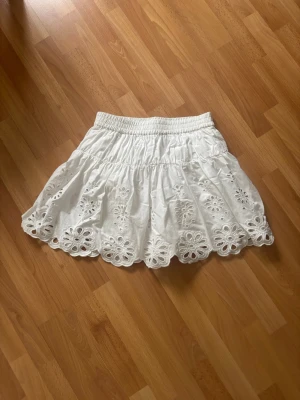 Kjol från Zara - Jätte fin kjol från Zara! Den har inbyggda shorts också✨ Storlek 13-14, 164💕 Använda några fåtal gånger så den är princip ny!