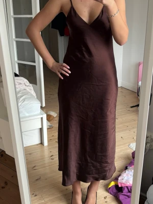 Satin klänning - Brun satin klänning från Zara. Använd endast en gång
