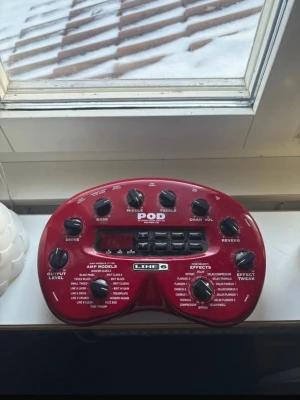 DISC Line 6 POD 2.0 Guitar Multi Effects Processor - POD levereras med 32 klassiska och moderna förstärkare och 16 Kabinett modeller så att du kan skapa killer gitarr toner vart du än går. Line 6's A.I.R modellering teknik exakt fångar ton och känslan av högtalarkabinetter, mikrofoner och studios. Mixa och matcha hytter och mikrofoner att hitta exakta ljudet du letar.