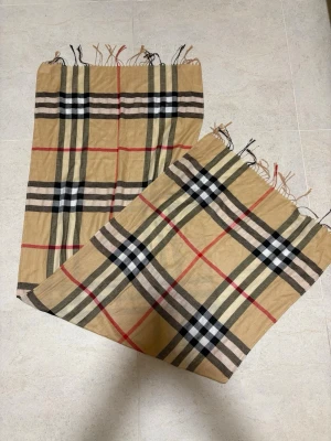 Scarf - Cool Scarf i dont know the brand doesnt have tag. Cool burberry like print! Same or next day delivery! No sign of wear really!