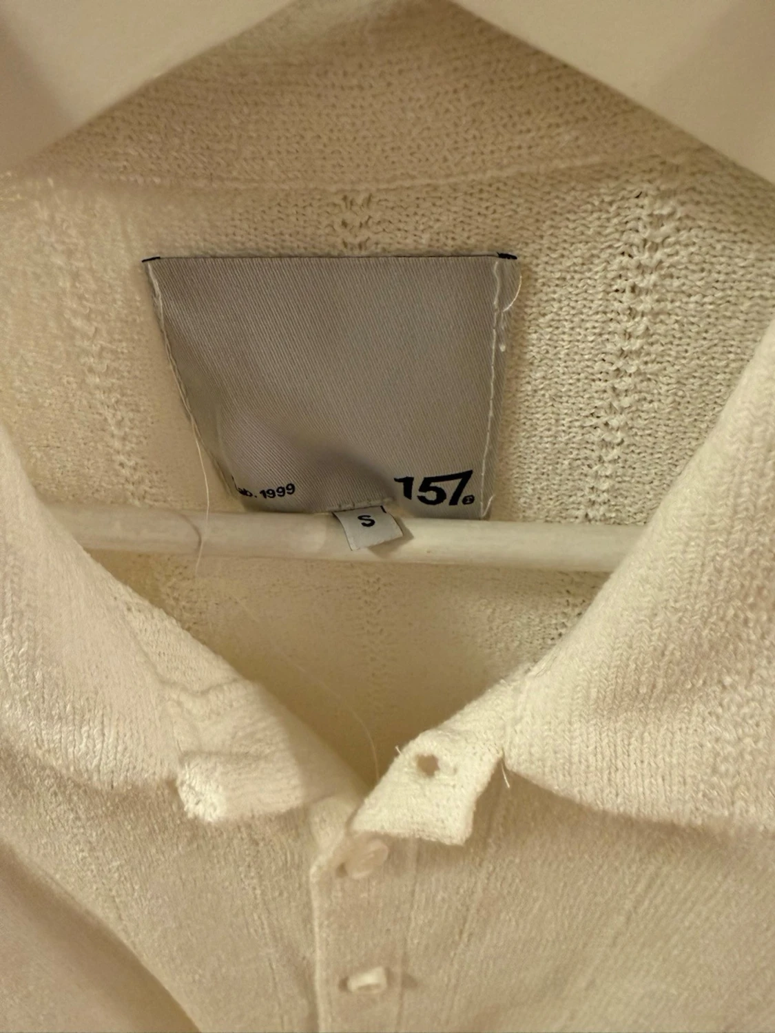 Vit kortärmad skjorta med knappar - 2