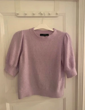 Rosa/lila tröja med söta puffärmar VeroModa Storlek S - ✨Kortärmad stickad tröja med puffärmar 😍Från veromoda 💞Storlek S 💓💓Superfin färg! ❗️-nopprig  