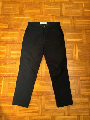 A day’s march byxor - Skitsnygga marinblå byxor från A day’s march. Kolla bild för exakt modell. De håller mycket bra skick och har inte använts jätte mycket. Nypriset ligger på 1399 kr hos Careofcarl. 