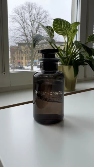 Louis Vuitton Ombre Nomade parfym - Exklusiv parfym från Louis Vuitton, Ombre Nomade. Flaskan är mörkbrun och elegant med rund form och svart lock. 100ml typ 75ml kvar. Skriv vid frågor! 