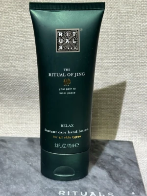 Ny! Rituals The Ritual of Jing handkräm - Helt ny! Handkräm från Rituals, The Ritual of Jing Relax instant care hand lotion. Mörkgrön tub med gulddetaljer, 70 ml. Passar alla hudtyper och har en lyxig, avslappnande känsla. Perfekt för att återfukta händerna snabbt.