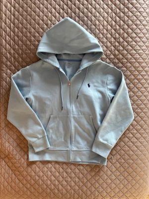 Ralph Lauren hoodie - Säljer nu denna feta Ralph Lauren hoodie. | Bra skick, bedöm utifrån bilder. | Isblå riktigt fet färg. | Storlek S. | Väldigt bekväm. | Släng iväg en signal vid frågor så svarar jag snabbt. | 